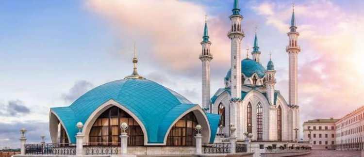 <p><strong>KUL ŞERİF CAMİİ- RUSYA</strong></p>
<p>Kazan Kremlin'inde bulunan Kul Şerif Camii, Avrupa'nın en büyük camilerinden biri olarak biliniyor. Kazan Hanlığı'nın 1552 yılında yıkılan baş camisinin anısına inşa edilen cami, Tataristan'da İslam dinin ve devletin yeniden doğuşunu temsil ediyor.</p>
<p>Cami ismini, Rusya'ya karşı direnişin önderi olan Kul Şerif'ten alarak 1996 yılında yeniden inşa edildi. Camide Doğu Avrupa Müslümanlarının Diyanet İşleri İdaresi'nin sembolü olan lale tasvirlerine ağırlık verilirken bu sembol, yeniden doğuşu ifade etmektedir.</p>
