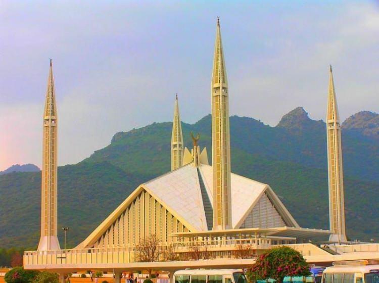 <p>ŞEYH FAYSAL CAMİİ- PAKİSTAN</p>
<p>Suudi Kralı Faysal bin Abdülaziz'in 1996 yılında Pakistan'ı ziyareti sonrasında Pakistan halkına armağan olarak yaptırdığı Faysal Camii ve Külliyesi, İslamabad kentinin en görkemli yapısı olarak biliniyor. Türk mimar Vedat Dalokay'ın tasarımı olan Faysal Camii, uluslararası yarışmada 43 proje arasından birinci seçilerek hayata geçirilmiştir. Türk mimar Dalokay'ın ilk olarak Ankara için tasarladığı bu proje, fazla modern bulunduğu için vazgeçilmiş ve bu görkemli yapı, Pakistan için kabul edilmiştir.</p>