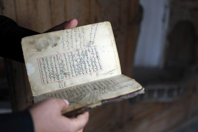<p>Bir duvarın üst kısmında çalışma yapan ekipler, çatıyı restore ederken, çatı ile ahşap dolap arasındaki sıva altına gizlenen ahşap kutu buldu. </p>