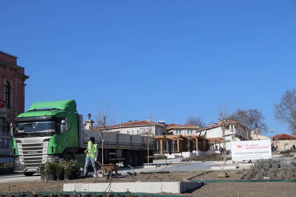 <p>Kısa sürede tamamlandığında çok güzel bir meydana kavuşmuş olacak Edirne. Yapılan projeyle Selimiye'nin ve şehrin silüeti tam anlamıyla ortaya çıkmış oldu. Diğer yandan Selimiye'nin kapsamlı restorasyonu yapılıyor. Orada da çalışmalar güzel bir şekilde sürüyor." diye konuştu.</p>
