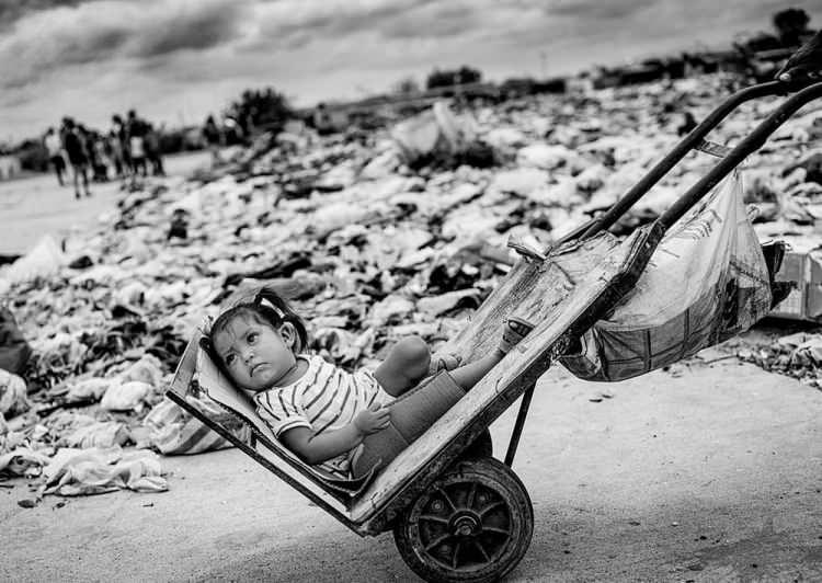 <p><span style="color:#800080"><strong>Danimarkalı fotoğrafçı Jan Grarup'un imzasını taşıyan 'The Children of the Financial Collapse in Venezuela' (Venezuela’daki Finansal Çöküşün Çocukları) adlı fotoğraf</strong></span></p>
