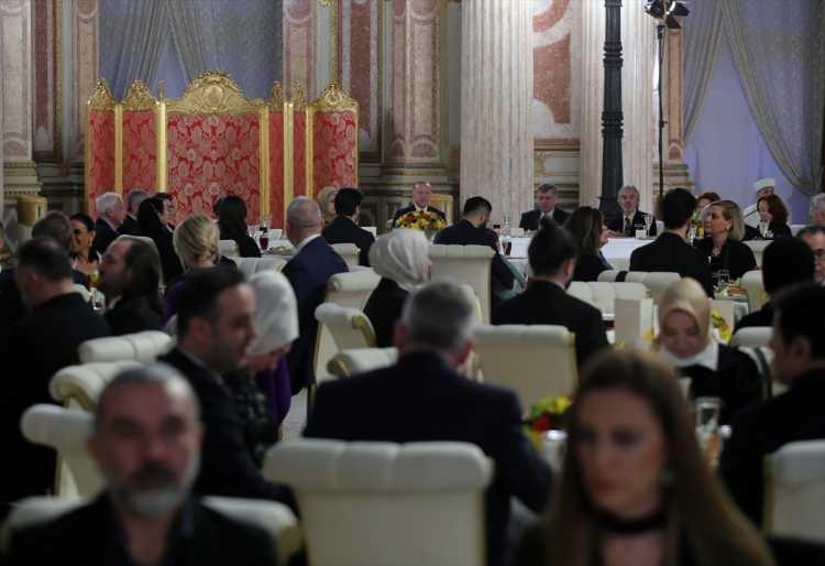 <p>Erdoğan çifti, iftar sonrası masaları dolaşarak programa katılan sanatçılarla sohbet etti.</p>
<p> </p>

