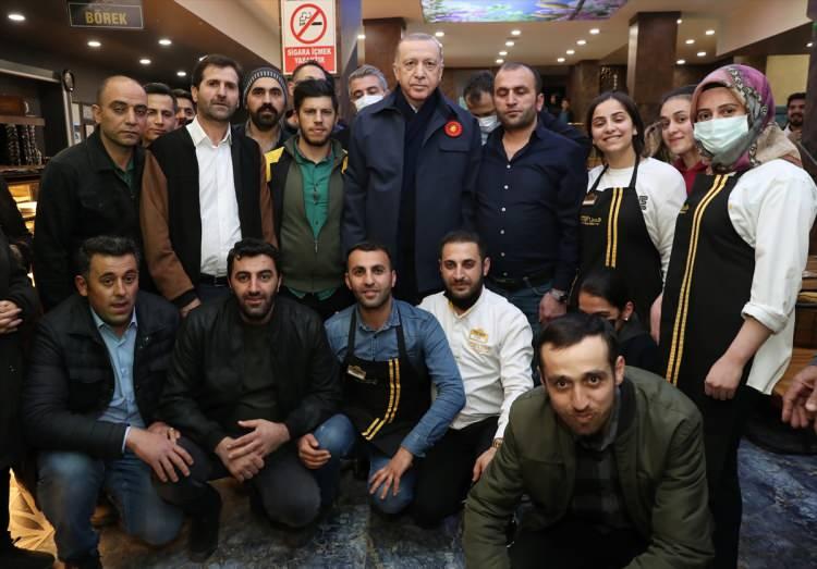 <p>Cumhurbaşkanı Erdoğan daha sonra beraberindeki Bakan Akar ve TSK komuta kademesi ilçe merkezinde esnaf ziyareti gerçekleştirdi. İpek Yolu Caddesi'ndeki bir pastaneyi ziyaret eden Cumhurbaşkanı Erdoğan, burada gençlerle sohbet etti, fotoğraf çektirdi.</p>
