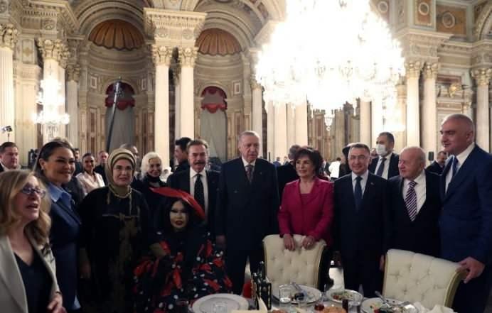 <p><strong><span style="color:#800080">Türkiye Cumhurbaşkanı Recep Tayyip Erdoğan ve eşi Emine Erdoğan sanat camiasıyla iftar sofrasında buluştu.</span></strong></p>
