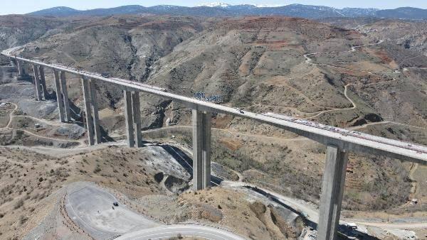 <p>Yatırımların, toplumsal refahın yükseltilmesinde önemli kilometre taşları olduğunu belirten Karaismailoğlu, 'Şu an inşa çalışmalarını yerinde incelediğimiz Eğiste Hadimi Viyadüğü'müz ülkemizin ulaşım alanında yapımı devam eden en önemli projelerinden biridir. Türkiye'nin en yüksek ayaklı köprüsünü inşa ederek Toroslar'a adeta bir mühür vuruyoruz,</p>