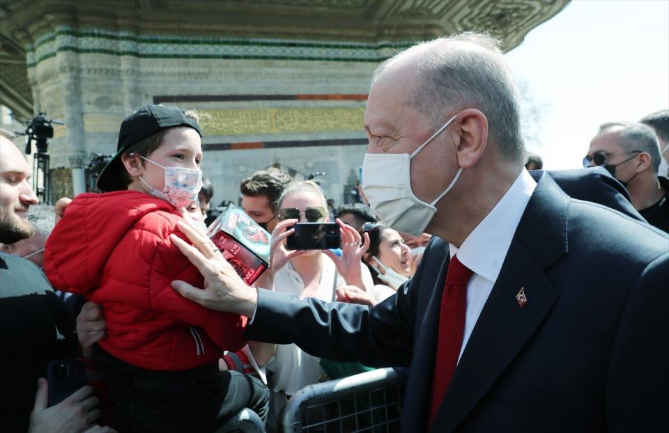 <p>Erdoğan ve beraberindekiler daha sonra, Vakıflar Genel Müdürlüğünce 86 yıl sonra ihya edilerek günümüze kazandırılan ve Ayasofya Yerleşkesi olarak özüne uygun şekilde kullanılmak üzere Fatih Sultan Mehmet Vakıf Üniversitesine tahsis edilen Ayasofya Fatih Medresesi'nin açılış programına katılmak üzere camiden ayrıldı.</p>

<p> </p>
