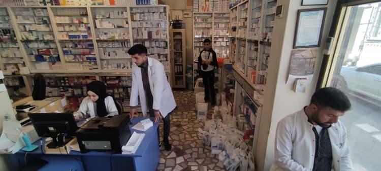 <p>Bursa'da gizemli bir hayırsever 3 mahalledeki tüm eczaneleri gezerek veresiye defterindeki borçları ödedi.</p>
