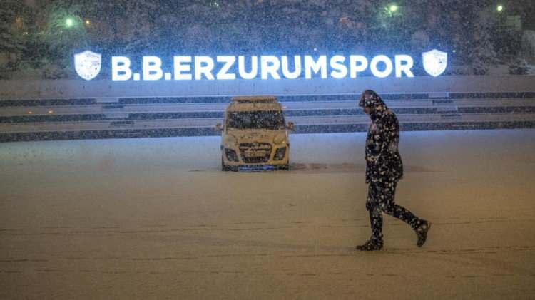 <p>Erzurum, Ardahan ve Kars'ta akşam saatlerinde etkili olan kar yağışı etrafı beyaza bürüdü.<br />
 </p>
