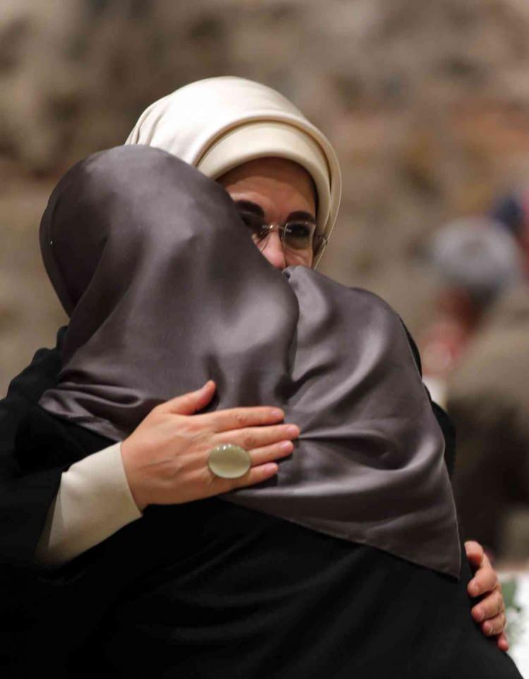 <p>Cumhurbaşkanı Recep Tayyip Erdoğan eşi Emine Erdoğan ile Dolmabahçe Çalışma Ofisi'nde şiddet mağduru kadınların yakınlarıyla iftar programında bir araya geldi.</p>
