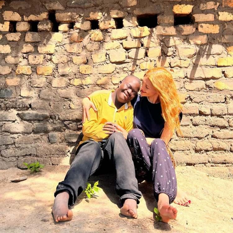 <p><strong>Afrikalı Ahmad'la poz verenn Derya Balta, "Bal Ahmad"notuyla sosyal medya hesabında paylaştı.</strong></p>