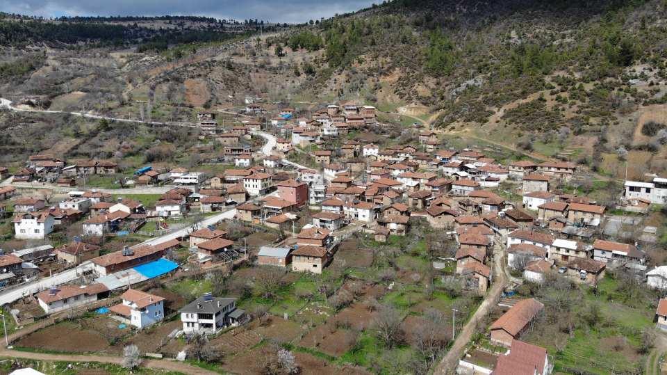 <p>Görenleri kendine hayran bırakan tarihi camiye köylüler gözü gibi bakıyor.</p>