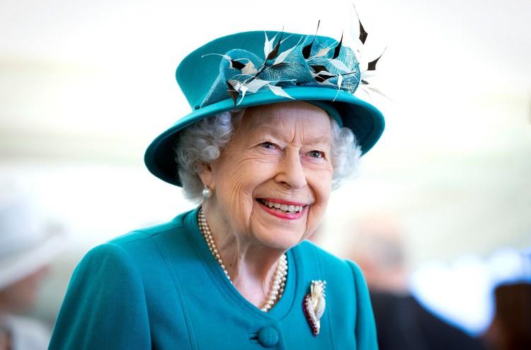 <p><span style="color:#800080"><strong>İngiltere Kraliçesi II. Elizabeth, 2012 yılında Olympic Channel'da yayınlanmak üzere 2012 Olimpiyat Oyunlarının bir parçası olarak "Mutlu ve Şanlı" adlı kısa filmde rol almıştı. </strong></span></p>
