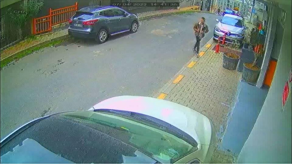 <p>Olay geçtiğimiz hafta Pazartesi günü saat 15.00 sıralarında Kağıthane Merkez Mahallesi’ndeki bir binada meydana geldi.</p>