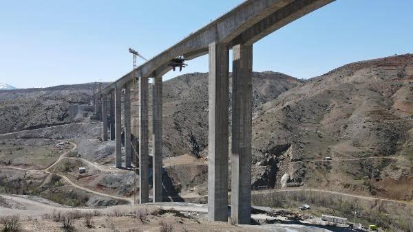 <p>Sağ eksende ise üstyapıda 852 metre ilerleme gerçekleştirdik. Toplamda sağ ve sol köprüde 2 bin 224 metre üstyapı ilerlemesine ulaşılarak; projede yüzde 72 gerçekleşme sağladık. Geri kalan 520 metre üstyapı imalatını da bu yıl içinde tamamlamayı ve Eğiste Hadimi Viyadüğü'nü Kasım 2022'de trafiğe açmayı planlıyoruz" dedi.</p>