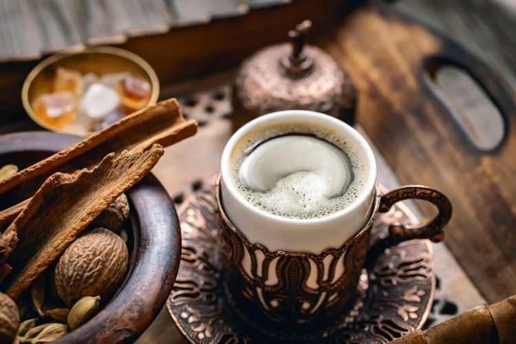 <p><span style="color:#B22222"><strong>Türk kültüründe önemli bir yer edinen kahve, ister sabah ister gece hayatımıza tat katan en özel içeceklerden biri. Kimi zaman dostlarımızla sohbetlerimize eşlik eden kahve kimi zaman da yorgunluk atmak için tercih ettiğimiz bir lezzet.</strong></span></p>

