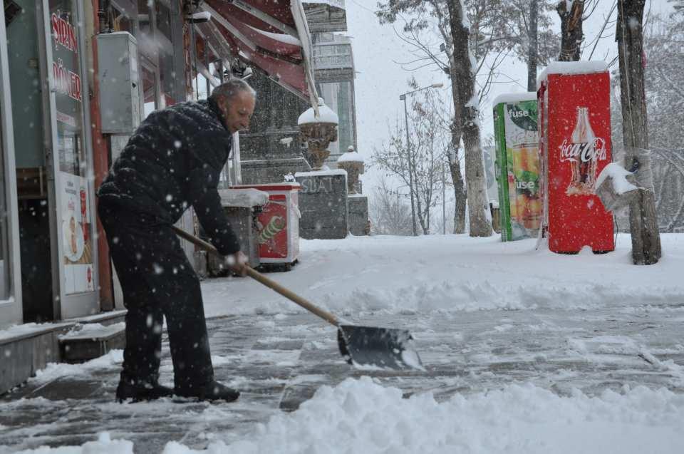 <p>Meteoroloji 12. Erzurum Bölge Müdürlüğü’nden yapılan uyarıda, “Balkanlar üzerinden gelen soğuk havayla birlikte Erzincan, Erzurum, Kars, Ağrı, Iğdır ve Ardahan illerinde hava sıcaklıklarının hissedilir derecede (10-15 derece) azalması bekleniyor.</p>

<p> </p>
