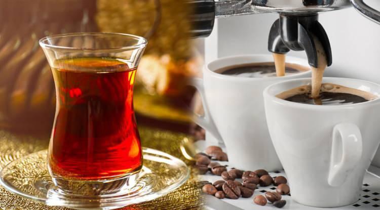 <p><span style="color:#B22222"><em><strong>Çay ve kahve tutkunları iftardan hemen sonra bu bağımlılıklarını gidermeye çalışır. Ancak uzmanlar iftardan hemen sonra tüketilen çay ve kahvenin sağlığı olumsuz etkileyebileceğine dair açıklamada bulundu. Kan şekerini düşüren bu iki kafein türü aynı zamanda vücudun yeteri miktarda su tüketiminin de önüne geçebilir. Ramazan'da çay ve kahve ne zaman içilmeli?</strong></em></span></p>
