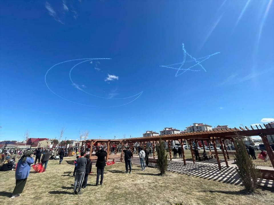<p>Sayan, gazetecilere, kentin kurtuluşunu çeşitli etkinliklerle kutladıklarını söyledi.</p>

<p>Ecdattan kendilerine teslim edilen bu toprakları koruyup gelecek nesle emanet edeceklerini belirten Sayan, şöyle konuştu:</p>

<p>"İnşallah hep birlikte bu memleketi nice yıllara taşıyacağız. Kuşa, kurda yem etmeyeceğiz. Bu memlekette gözü olanların da gözlerini oyacağız. </p>

