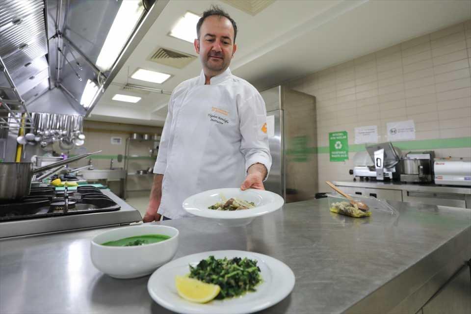 <p>Ot yemeklerinin günümüzde en lüks restoran masalarında yer bulduğuna dikkati çeken Kamiloğlu, yetişmiş şeflerin farklı ürünleri kullanmaya gayret gösterdiğini, bu anlamda Ege otlarının ilk imdada yetişen ürünlerden olduğunu kaydetti.</p>

<p> </p>
