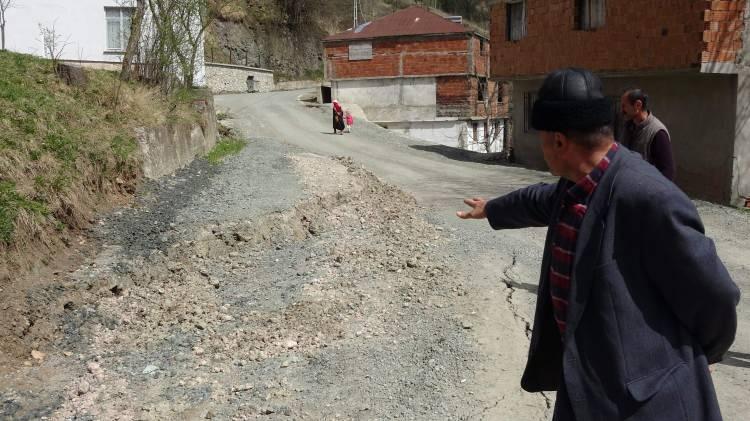 <p>Yöre sakinlerinden Yaşar Aydın ise can korkusu yaşadıklarını ifade ederek, "Burası kayıyor, korku içinde yaşıyoruz, devletten yardım bekliyoruz. </p>

<p> </p>
