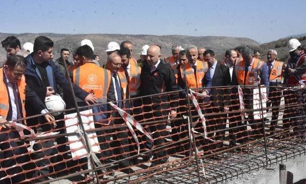 <p>Yarın birlikte açacağımız Phaselis Tüneli'miz de AK Parti hükumetinin önemli eserlerinden biri olacak. Antalya-Kemer-Tekirova-Finike bölünmüş yol hattı üzerindeki tünelimiz sayesinde; yol güzergahı 2 kilometre, seyahat süresi de 10 dakika kısalacak. Yine ekonomimize ve milletimize kazandıracağız.</p>