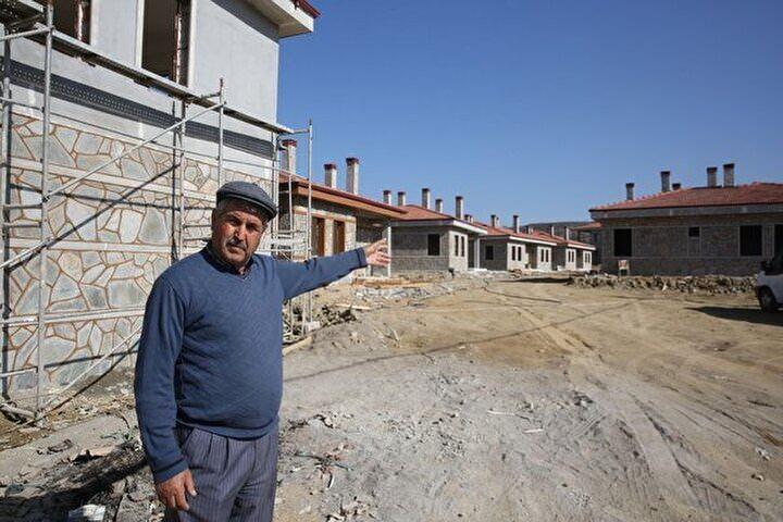 <p>Antalya'da 28 Temmuz 2021 tarihinde başlayan yangın afetinden sonra Manavgat ve mahallerinde 5 Etap halinde 1035 konut, Akseki'nin Kepezbeleni Mahallesinde 96 Konut, Alanya'nın Bayır Mahallesinde 108 Konut ve 2 Etap halinde 600 ahırın yapımı tüm hızıyla devam ediyor.</p>
