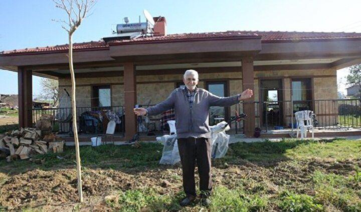 <p>Sabah'ın haberine göre; Ahmet Özen (63) ve eşi Urkıye Özen (63), "Canımızı zor kurtardık. Üzerimizdeki kıyafetle kaldık. AFAD hemen bahçemize geçici prefabrik ev yaptı. Yanan evimizin yerine yapılan 2 katlı yalıtımlı özel mimarili evimiz bitti sayılır. Cumhurbaşkanımızın söz verdiği gibi 8 ayda tamamladılar. Ramazan Bayramı'nda çifte bayram yaşayacağız." diye konuştu.</p>
