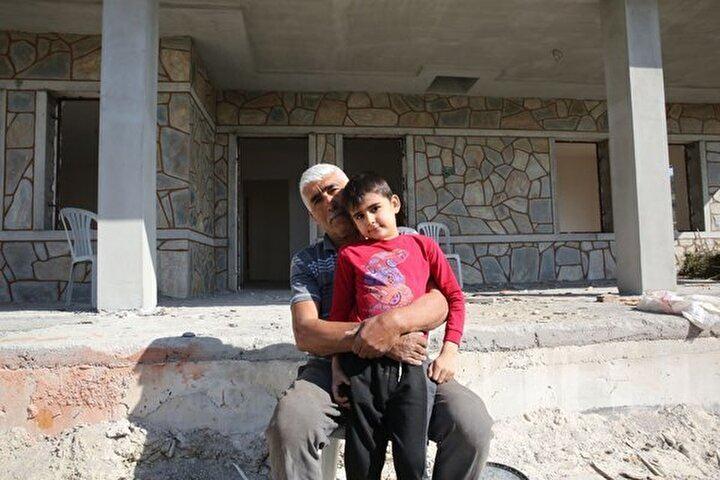 <p>Mitat Akça (63), "İnşaat süresince de devletin tahsis ettiği 2 odalı hazır evlerde kaldık. Hala kalıyoruz. 8 ay geçmeden evler tamamlandı. Evim hızlı bir şekilde 3+1 olarak yapıldı. Sadece evimize taşınmayı bekliyoruz." açıklamasında bulundu.</p>
