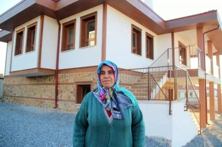 <p>Durumlarının aciliyeti nedeniyle evleri 17 günde yapılarak teslim edilen, Karaöz mahallesinde yaşayan İbrahim Deniz (80) ve felçli eşi Ayşe Deniz (70), "Yangında üstümüzde bir atlet ile kurtulduk. Çaresizdik. Ne yapacağımızı düşünürken, Cumhurbaşkanımız Hızır gibi yetişti. Evimiz kısa sürede yapılıp teslim edildi. Eşyaları da alındı. Devletimize dua ediyoruz. Hiç çocuğumuz olmadı. Çevre, Şehircilik ve İklim Değişikliği Bakanı Murat Kurum'u manevi oğlumuz olarak görüyoruz." ifadelerini kullandı.</p>

