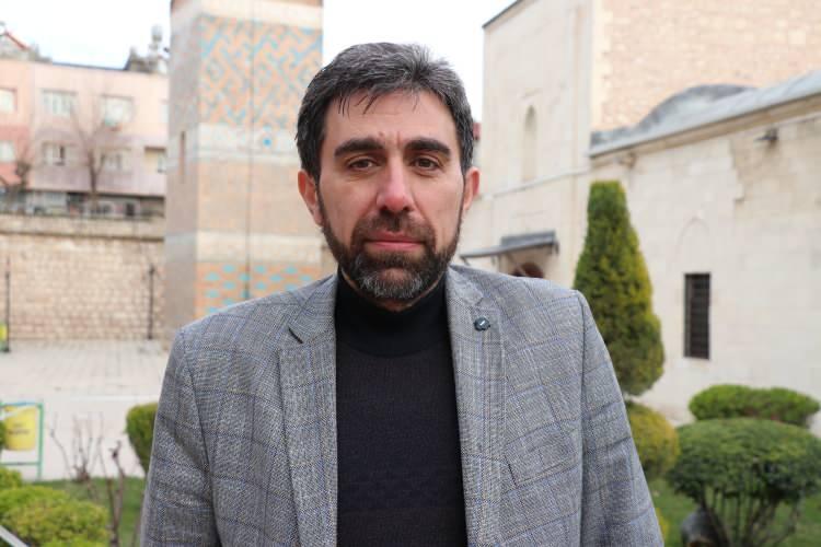 <p>"Korunmasını ve tanıtılmasını istiyoruz" </p>

<div> </div>

<div>Ziyaretçilerden Hüseyin Sevinç de caminin sadece Siirt için değil bütün İslam alemi için önemli bir eser olduğunu söyledi. </div>

<div> </div>

<div>"Ulu Cami nadide bir eser. Yüzyıllardan beri günümüze korunarak ulaşan camiyi bizim de korumamız gerekir. Caminin minaresinde Peygamber Efendimiz ve dört büyük halifenin isimlerin bulunması çok muazzam." diyen Sevinç, görenlerin camiye hayran kaldığını anlattı.</div>

<div> </div>

<div> Zafer Doğrusever de Ulu Cami'nin kente ayrı bir güzellik ve maneviyat kattığını dile getirerek, "Burada kılınan namazın ayrı bir maneviyatı var. 893 yıldır bu cami ayakta. Bu camimizin her zaman korunmasını ve tanıtılmasını istiyoruz." diye konuştu.</div>
