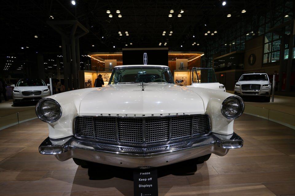 <p>Lincoln Continental Mark II</p>
