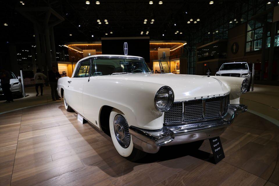 <p>Lincoln Continental Mark II</p>
