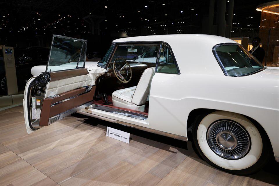<p>Lincoln Continental Mark II</p>
