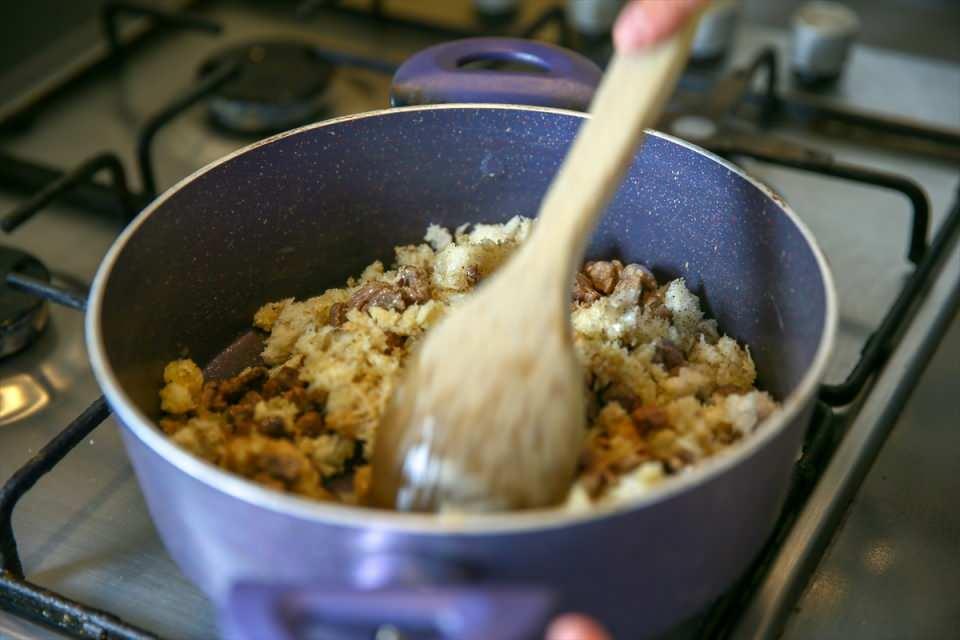 <p> Hem sahur hem de iftarda seve seve tükettiğimiz bir yemek oluyor. İçine kıyma da olur et de konulabilir.</p>
