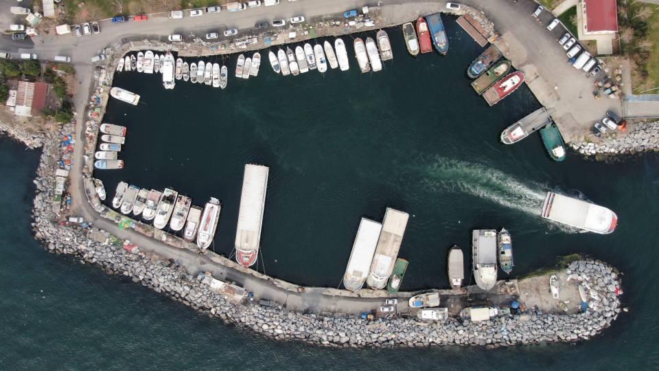 <p><strong>“Bölgede çöp dağları oluşturuyor”</strong><br />
<br />
İstanbul’da bir çok farklı noktada dalış yapan İsa Şahintürk, “İstanbul’daki balıkçı barınakları ve teknelerin park ettiği bir çok yer maalesef diğer bölgelere oranla daha çok kirli.</p>

