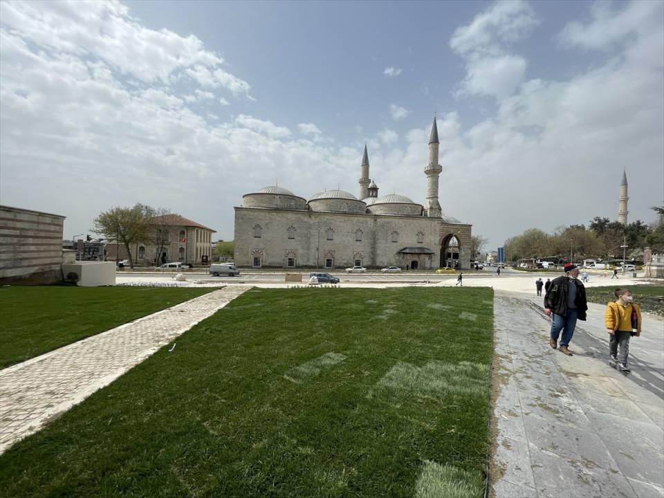 <p>Soytürk, Mimar Sinan'ın ustalık eseri Selimiye'nin yerli ve yabancı ziyaretçilerin kente geldiklerindeki ilk uğradıkları yer olduğunu belirtti.</p>

<p> </p>
