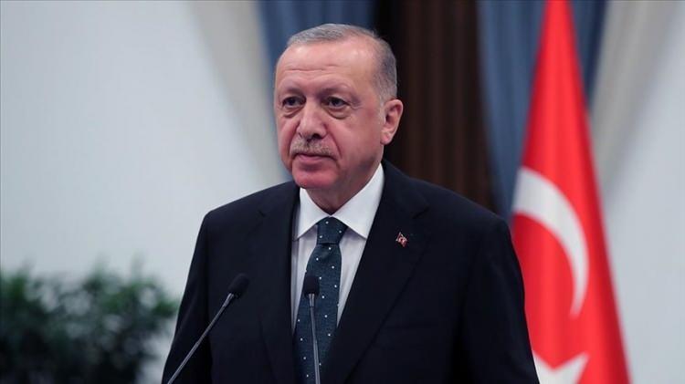<p><span style="color:#B22222"><strong>"CUMHURBAŞKANIMIZIN HABERİ OLDU..."</strong></span></p>
<p><strong>Taşıyan "Sayın Cumhurbaşkanımız, sayın Sağlık Bakanımız, emeği geçen tüm güzel insanların desteğiyle İzmir'de rahmete giden kardeşimiz bir kadavra" dedi. </strong></p>
<p>"İzmir'den geldiğini biliyorum" diyen Taşıyan "Böbreğim kız kardeşimden. Allahımızın izniyle hayata döndüm." diye konuştu.</p>