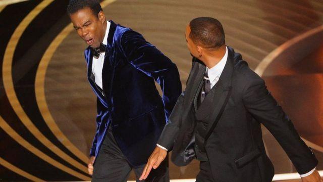<p><span style="color:#800080"><strong>Will Smith’in eşi Jada Pinkett Smith ilgili yapılan espriden dolayı Chris Rock’a tokat atmasıyla hafızalara kazınan Oscar Ödül Töreni’nde krizler bitmek bilmiyor. </strong></span></p>
