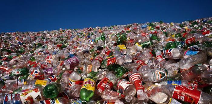 <p><strong>KAĞIT YA DA KARTONLA PAKETLENMİŞ GIDALAR </strong></p>

<p><br />
Günümüzde gıdalar çoğunlukla plastik malzemeler içerisinde muhafaza edilmektedir. Dondurulmuş gıdaların ambalajları da çoğunlukla plastiktir. Bu tip yöntemlerle paketlenmiş gıdalar yerine kağıt ya da kartonla paketlenmiş gıdalar tercih edilmelidir.</p>
