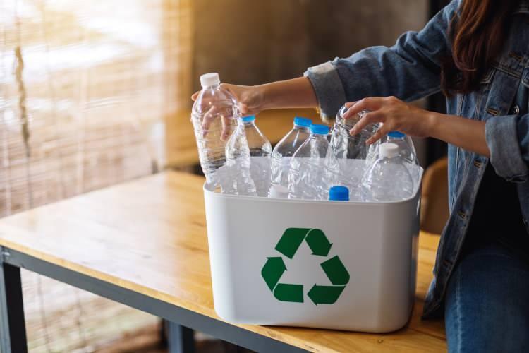 <p><strong>BEZ VE FİLE ALIŞVERİŞ ÇANTASI</strong></p>

<p> </p>

<p>Yaygın olarak kullanılan plastik çantaların ve torbaların ham maddesi petroldür. Bu maddeler insan vücuduyla da, temas ettiği gıdalarla da etkileşime geçerek ciddi hastalıklara davetiye çıkarmaktadır. Bu önemli nedenler nedeniyle alışveriş ve diğer kullanım alanları özelinde plastik poşetler ve çantalar yerine bez veya hasır kumaş alışveriş çantaları ve torbaları tercih edilmelidir. Bez ve file çantaları sürekli evde unutanlar için en iyi yöntem, bu çantaları arabada ya da günlük kullanılan çantalarda taşımaktır.</p>

<p> </p>

<p><strong>ÇEVRECİ MUTFAK GEREÇLERİ </strong><br />
<br />
 </p>

<p>Plastik ürünlerin en yoğun olarak kullanıldığı alanların başında mutfaklar geliyor. Plastik ve tek kullanımlık malzemeler yerine paslanmaz çelik, bambu ve cam gibi maddelerden üretilen mutfak gereçlerinin kullanımı tercih edilmelidir.</p>

