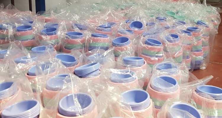 <p><strong>GERİ DÖNÜŞTÜRÜLEBİLİR PLASTİKLER</strong></p>

<p><br />
Uzmanlar, herhangi bir nedenle plastik araç ve gereç kullanılacaksa geri dönüştürülebilir plastiklerin kullanımını önermektedir. Plastiklerin geri dönüşümünün sağlanması da önemli bir detaydır. Hem ekonomik olarak hem de Dünya’yı kirleten plastik atıklardan kurtulmak için, plastikler geri dönüşüm kutularına atılmalı ve bu atıkların tekrar kullanımı sağlanmalıdır.</p>

<p><br />
<br />
<strong>ÇOCUKLARIN EĞİTİMİ</strong></p>

<p> </p>

<p>Plastik kullanımı konusunda çocuklar da eğitilmeli, plastik kullanımının çevreye ve insan sağlığına verdiği zararlar küçük yaşlardan itibaren öğretilmelidir. Plastiklerin çöpe atıldığı zaman çürümediği, paslanmadığı, biyolojik olarak bozulmadığı, doğada bozulmadan uzun yıllar kaldığı, suyun ve toprağın kirlenmesine neden olduğu aktarılmalıdır.</p>
