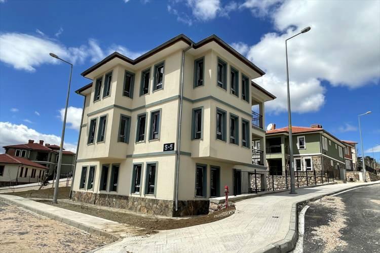 <p>Vural, göl manzaralı, dubleks, 2 ve 3 katlı yapılan konutların birbirinden güzel olduğunu ve 10 farklı tipte inşa edildiğini bildirdi.</p>
<p> </p>