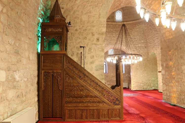 <p>Minarenin tuğla malzemeden yapıldığına değinen Tekin, şöyle konuştu:</p>

<p> "Minarenin süslemesinde cas adı verilen alçı taşından yapılan kalıp süslemeleriyle sırlı tuğlayla yapılmış. Farklı geometrik örgülerden oluşan süslemeler görülüyor. İran ve Türkmenistan'da yoğun olarak kullanılan bir teknikle yapılan minare, inşa tekniği bakımından Musul Ulu Cami'nin minaresine benzemektedir."</p>

<p>Caminin 893 yıldır güzelliğini koruduğunu ifade eden Tekin, her yıl yurt içi ve dışından çok sayıda ziyaretçiyi ağırladığını kaydetti.</p>

<p> </p>
