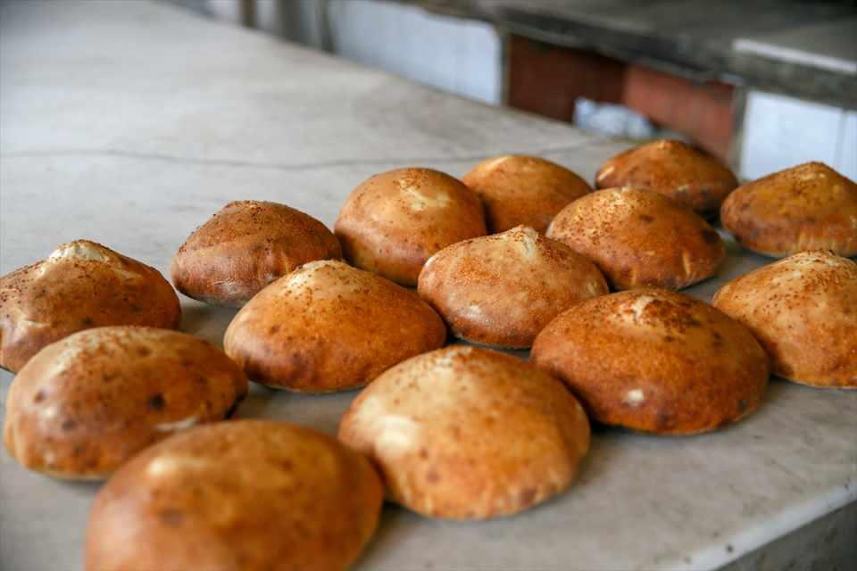 <p>Zengin yemek kültürüne sahip bölgelerden Ege'de ramazana özgü hazırlanan lezzetler, sofralardaki çeşitliliği de artırıyor. Ekmek dolması da bu lezzetler arasında yer alıyor. Uzun süre tok tutma özelliğine sahip ekmek dolması, ramazanda özellikle Seferihisar'da yaşayanların en çok tercih ettiği yemekler arasında bulunuyor.</p>

<p> </p>
