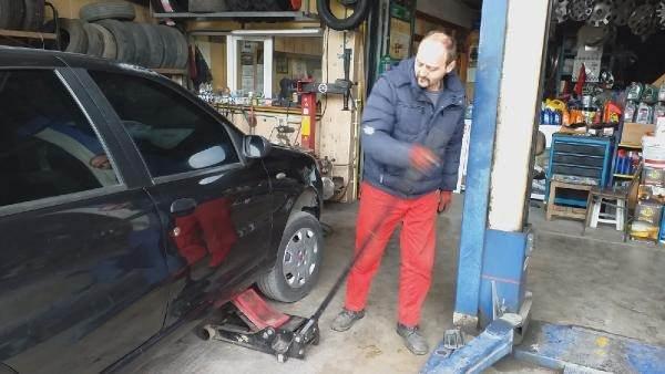 <p>Alaplı Küçük Sanayi Sitesi'nde, babasına ait yedek parça satışı, lastik tamir ve değişimi ile yağ değişiminin yapıldığı iş yerinde çalışan Ercan Turan, 15 yıl önce görme yetisini kaybetti</p>
