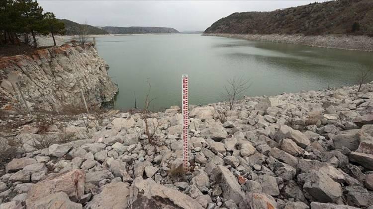 <p>İNDİRİM SÖZLERİ HAVADA KALDI</p>

<p>Ankara ve İstanbul büyükşehir belediyeleri de pahalı su konusunda geri kalmadı. Seçim öncesinde su faturalarında indirim yapacağını söyleyen ABB Başkanı Mansur Yavaş sözünü unuttu. </p>
