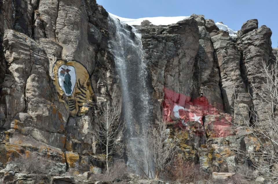<p>Kars’ta havalarının ısınmasıyla birlikte eriyen kar sularının metrelerce yükseklikte bulunan kayalıkların üzerinden coşkuyla akması ve doğal şelaleler oluşturması Kars’ın tarihi doğusunun yanında doğal güzelliklerini de bir kez daha ortaya çıkardı.</p>

<p> </p>
