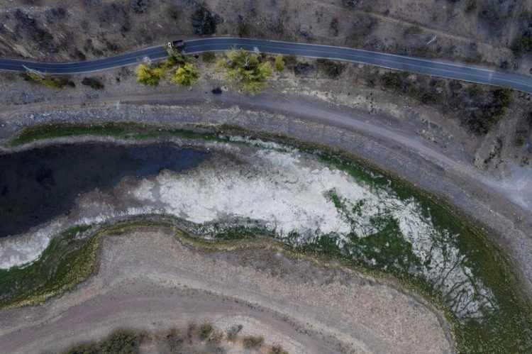 <p>Küresel ısınmanın en çok etkilediği ülkelerin başında gelen Şili’de azalan su seviyeleri nedeniyle yeni plan açıklandı. Hükümet, ülkenin 13 yıldır kuraklıkla mücadele ettiğini söylerken, suyu karneyle vermeye başlayacağını duyurdu.</p>

<p> </p>
