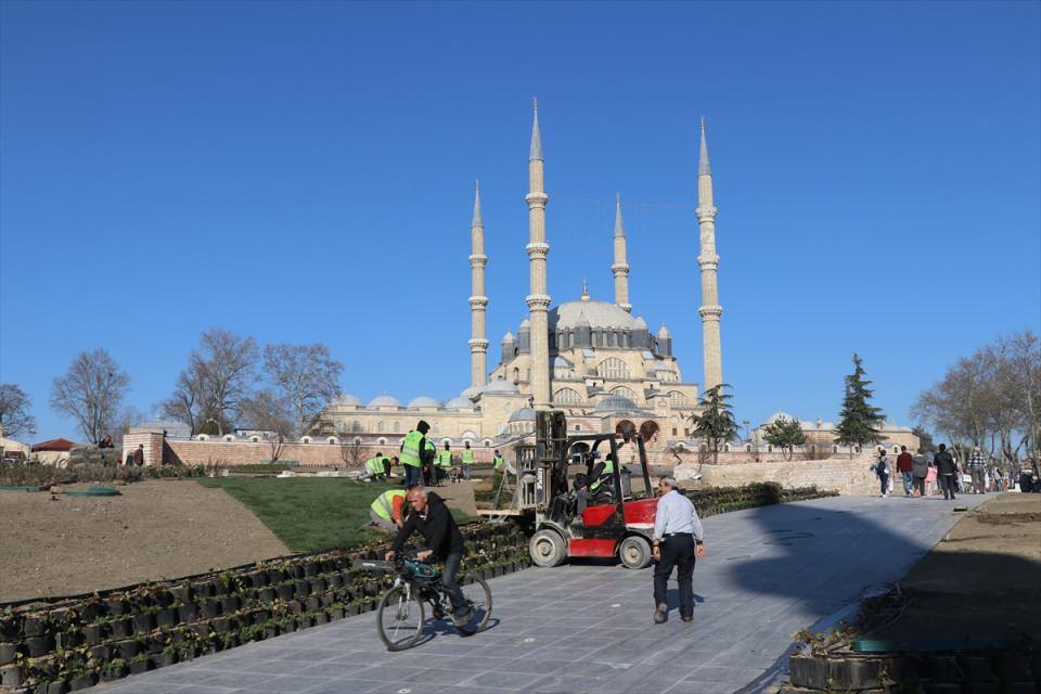 <p>Meydanda, yürüyüş ve yeşil alan bölümlerinde de son rötuşlar yapılıyor.</p>

<p> </p>
