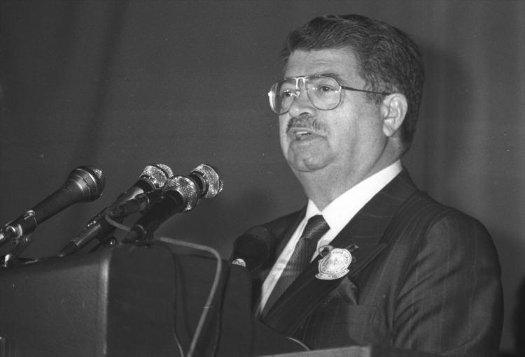 <p>Türkiye'de birçok yeniliğin öncüsü olan, ekonomik kalkınma ve terörle mücadelede önemli adımlar atan 8. Cumhurbaşkanı Turgut Özal'ın vefatının üzerinden 29 yıl geçti. Özal, 15 Ocak 1990'da 13. Milli Eğitim Şurası'nda konuşma yapmıştı.</p>
<p> </p>
